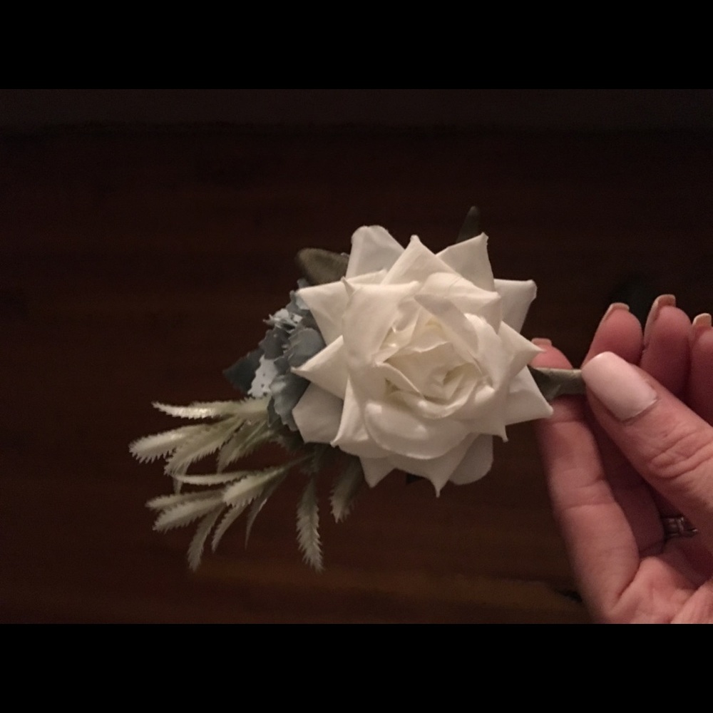 (5) Men’s faux white boutineres!